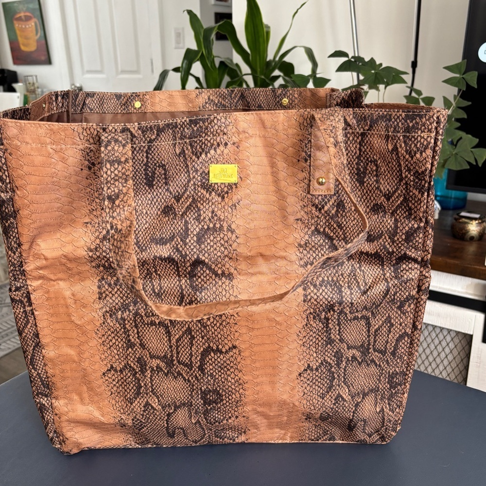 NWOT HUGE Nylon Lined Brown Snake Print Tote JM New York SKU 28